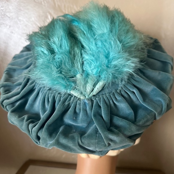 BEATIFUL 1950s\' TURQUOISE RUCHED VELOUR MUSHROOM HAT WITH COORDINATING FEATHERS main image 8